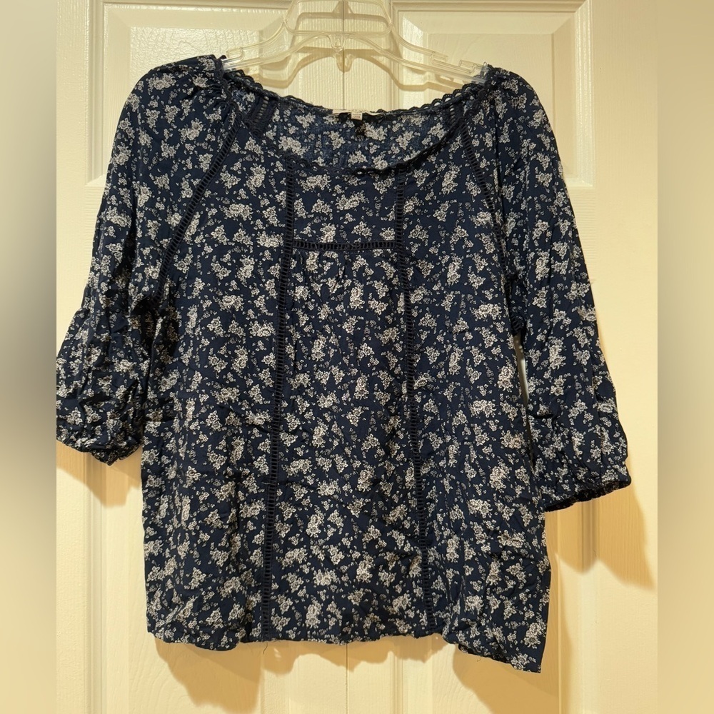 Cozy casual Floral Navy Women's Top with open detail. Size M. VGUC